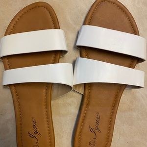 2/$15 🖤 Brand new flat sandals